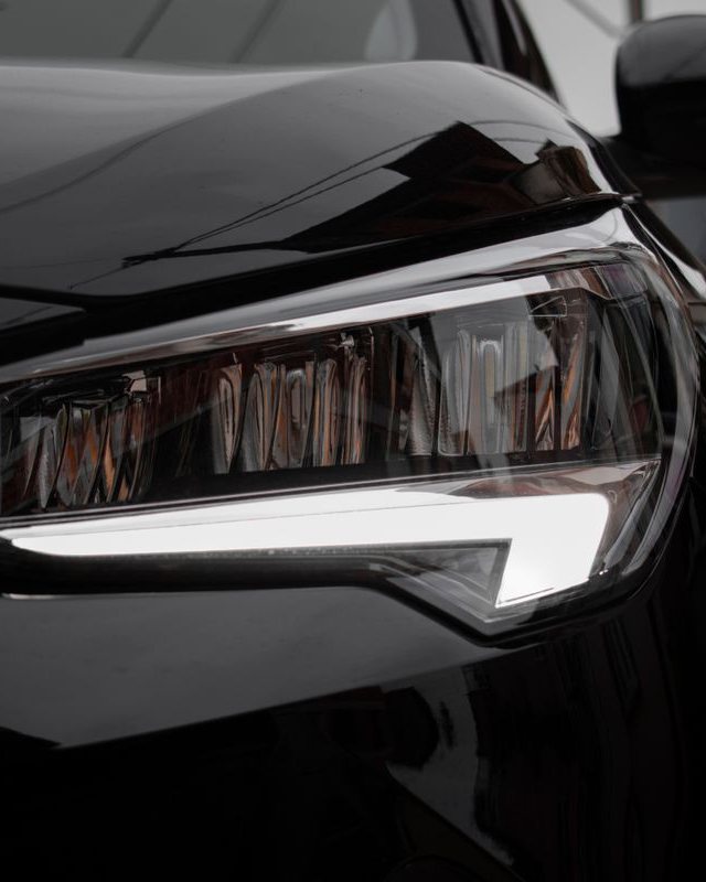 Detalhe do farol de um carro preto